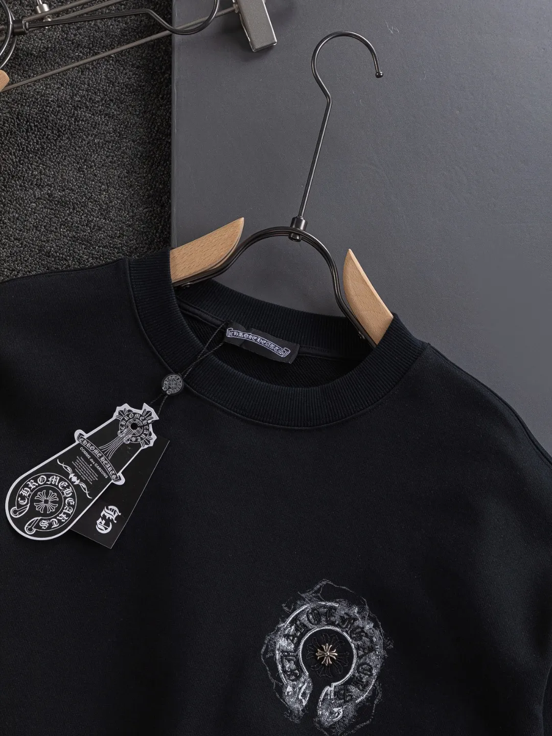 P240 Chrome Hearts CH Cross 25SS Autumn and Winter Sweatshirt Early Autumn Classic Colorful hand-painted horseshoe Sanskrit cross on the chest 🪡 embroidery Large logo on the back hand-painted horseshoe Sanskrit ✝️🪡 embroidery Round neck pullover sweatshirt, hot style coming, a style that both men and women like, same style for men and women, 100% chance of turning heads when you wear it when you go out! It’s all about being handsome. The designer’s classic sense is precisely grasped. The whole piece of clothing is heavy. Industrial washing process. Ready-made garments are dyed + sprayed for a horse effect. The double-wash process is very recognizable. It uses heavy washing to make it distressed. The edges of the patch are slightly rolled and naturally distressed. It has a three-dimensional sense of layering and a little damage. It is very visually lethal. It adheres to Kroxin's consistent rough style. The chest and back are large, and the horseshoe flower printed patch pattern is embroidered and decorated. It is also decorated with silver metal engraved distressed buttons. The classic elements full of brand recognition instantly enhance the overall sense of grade and specification. Its texture is quite high-end! The overall feeling is high-end, simple and elegant, with silver hardware accessories, a full set of customized accessories, and the pattern of the entire dress is all decorated with patchwork three-dimensional embroidery technology, which is the finishing touch of the entire dress. The design on the back is even more eye-catching! ! This full back is so cool, it’s full of design, and the overall upper body style highlights fashion and individuality. Wearing it together as a couple is even more popular on the street. I recommend the early autumn sweatshirt! ! The fabric is a unique 440g 100% cotton, which is skin-friendly, breathable, warm to the touch, firm in texture, and smooth in lines. It can be called a back killer, which has very strict requirements on craftsmanship and cost. The smooth neckline, flat cuffs and hems are large and tightly stitched, tight and orderly, and the details are perfect. The consistent OS version can be worn alone or layered. It is very casual, but very iconic! It is simply the flagship of high-end trendy brands and must be included in your wardrobe. It has the American fashion spirit of freedom and individuality, and is highly recognizable and stylized! Color: Black White Size: S-XL Size chart: S: Shoulder width 51-Bust 56-Length 69 M: Shoulder width 52.5-Bust 58-Length 71 L: Shoulder width 54-Bust 60-Length 73 XL: Shoulder width 55.5-Bust 62-Length 75